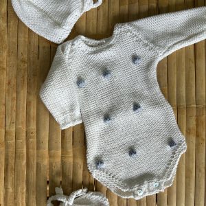 Conjunto de punto bebé algodón 100% blanco con bodoques azules y pelele
